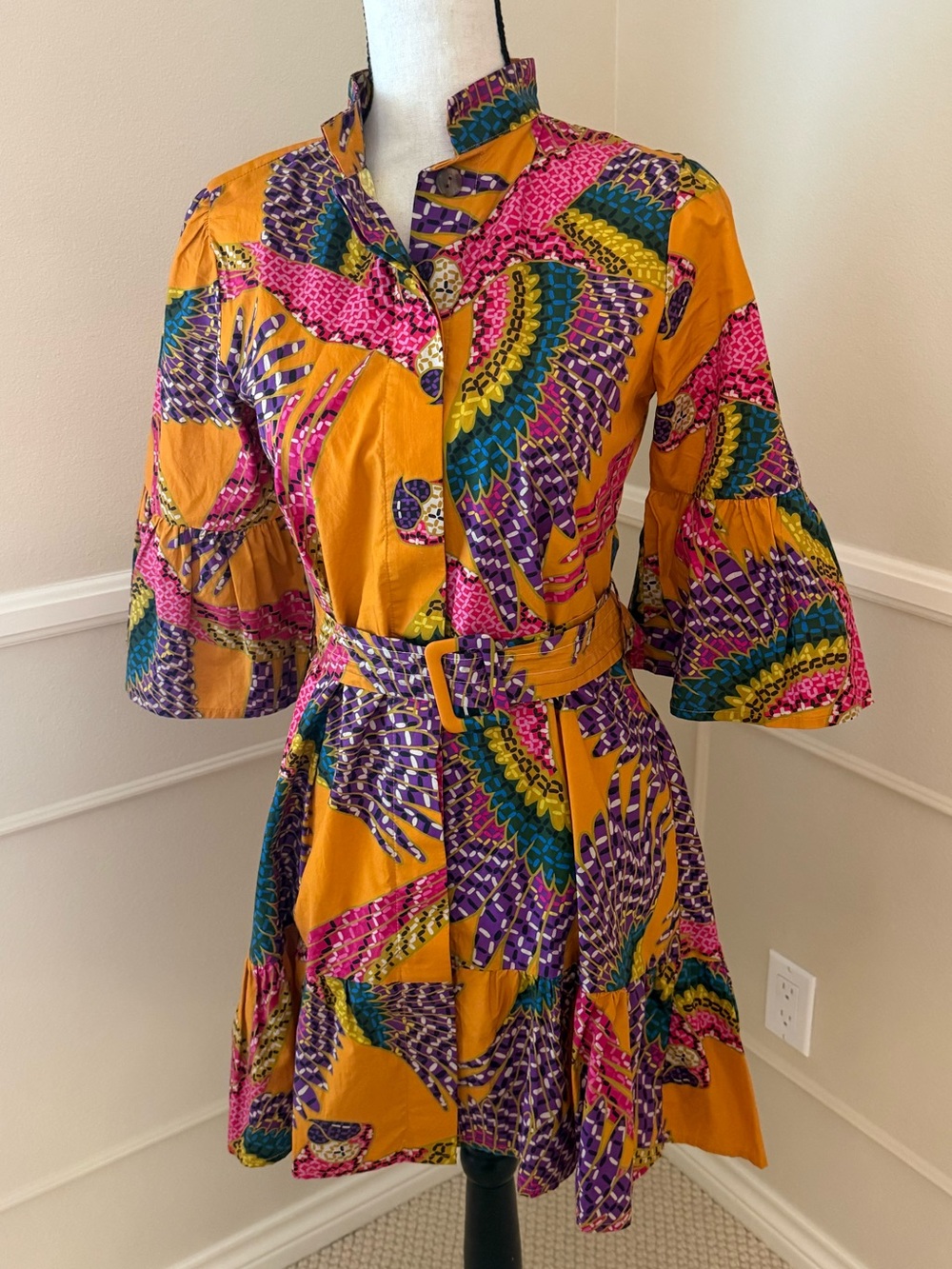 Parrot-themed, belted FARM Rio mini dress with three-quarter sleeves - Picture 2 of 9